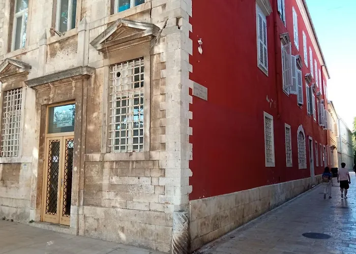 Shared By Oldtown And 400 M Away アパート ザダル