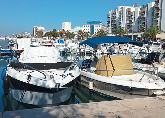 Shared By Oldtown And 400 M Away アパート ザダル