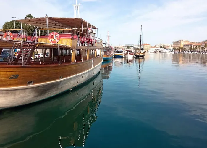 Shared By Oldtown And 400 M Away * ザダル