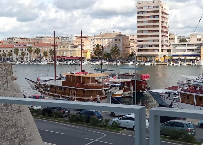 Shared By Oldtown And 400 M Away アパート ザダル