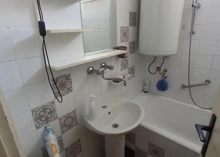 Shared By Oldtown And 400 M Away アパート