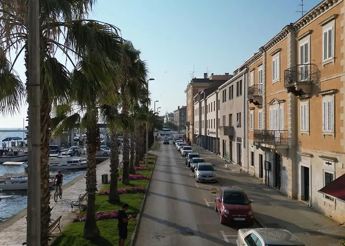 Shared By Oldtown And 400 M Away * ザダル