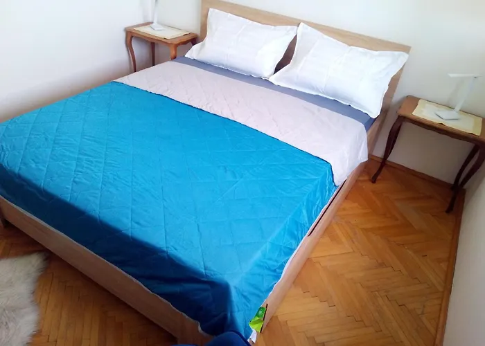 Shared By Oldtown And 400 M Away アパート ザダル