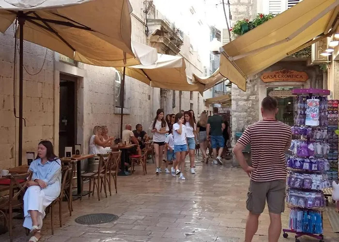 Shared By Oldtown And 400 M Away アパート ザダル