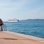 Apartment Shared By Oldtown And 400 M Away Zadar