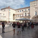 Apartment Shared By Oldtown And 400 M Away Zadar