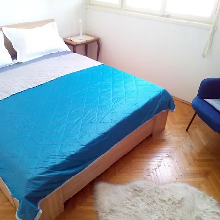 Apartment Shared By Oldtown And 400 M Away Zadar